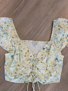 American Eagke Floral Lace-Up Crop Top in Yellow and Cream Size Small
